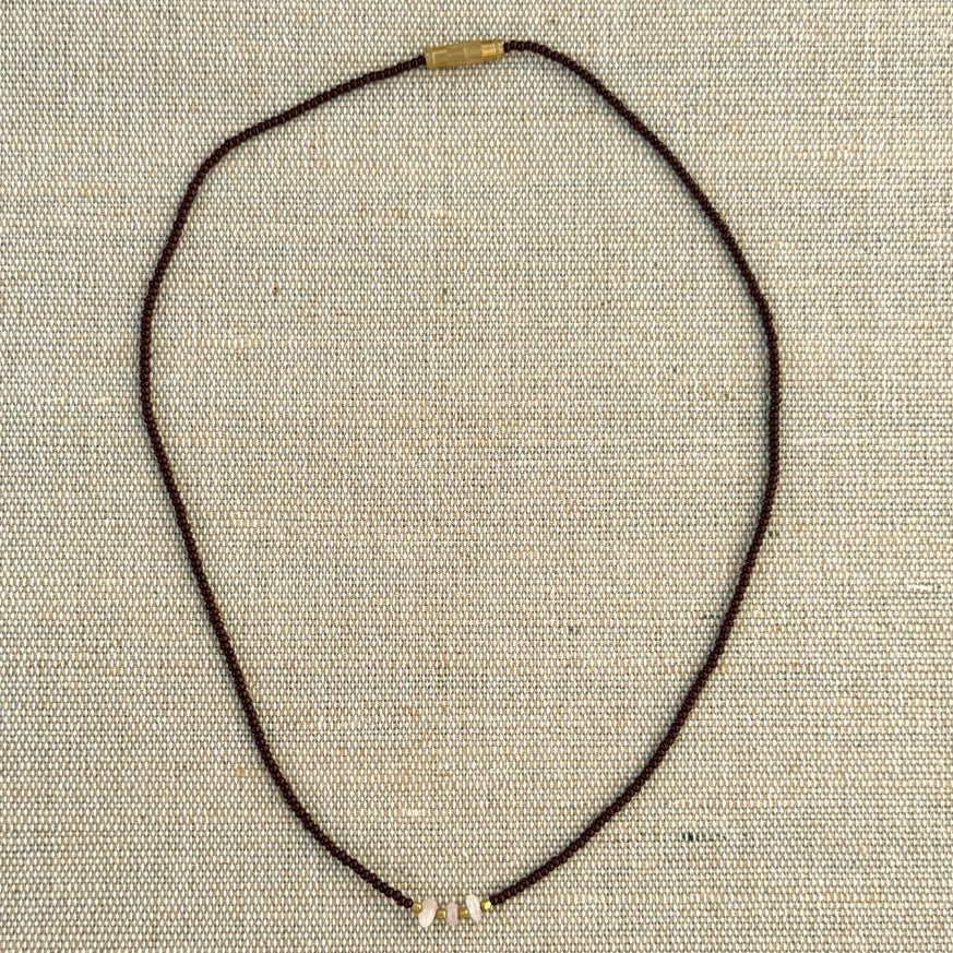NURI Perlehalskæde m. Rosa Quartz - Maroon