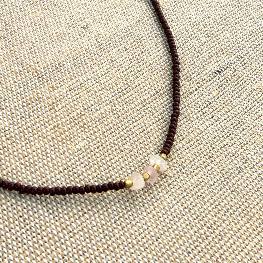 NURI Perlehalskæde m. Rosa Quartz - Maroon