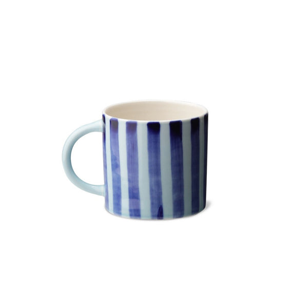 CANDY CUP TALL, i størrelse large, er en høj og bred kop med hank. Den er skabt med opmærksomhed på detaljen og er håndlavet af keramik af god kvalitet.  Denne er blå med mørkeblå striber