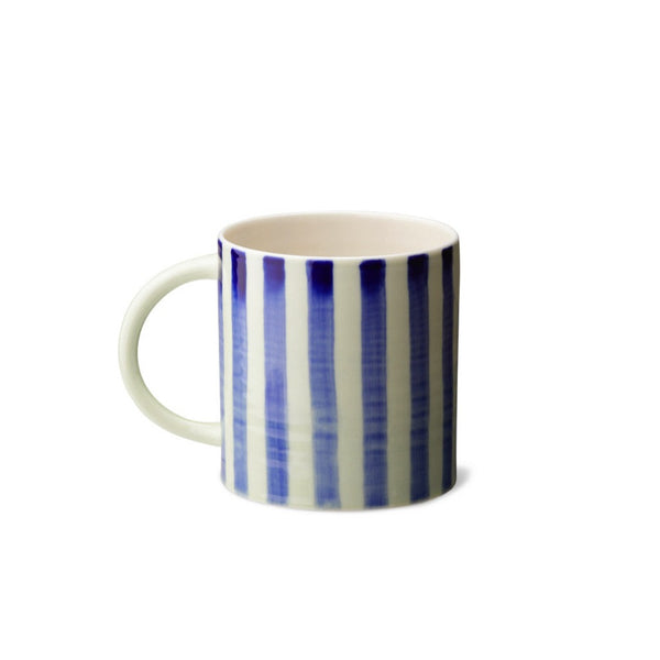 CANDY CUP TALL, i størrelse X-large, er en høj og stor kop med hank. Den er skabt med opmærksomhed på detaljen og er håndlavet af keramik af god kvalitet. Denne er i farven 'green blue stripe', som er lysegrøn med mørkeblå striber