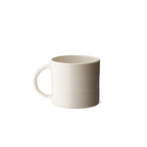 CANDY CUP TALL, i størrelse large, er en høj og bred kop med hank. Den er skabt med opmærksomhed på detaljen og er håndlavet af keramik af god kvalitet. Denne er i en fin cream farve