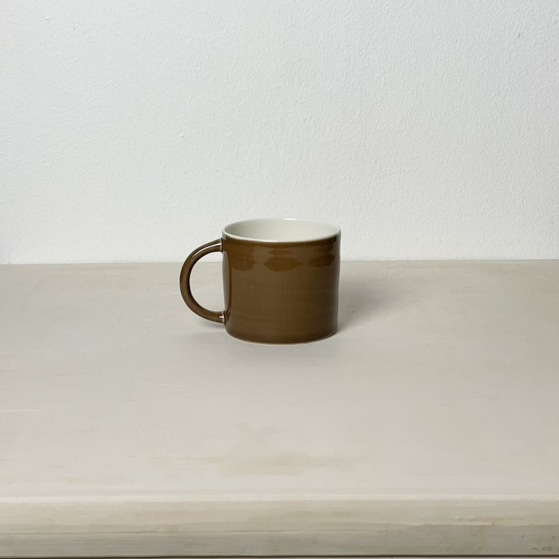 En kop fra Anne Black i en mørke brun mocha farve