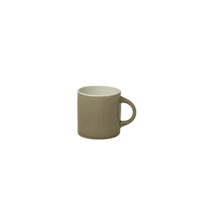 CANDY CUP TALL, i størrelse small, er en høj, men lille kop med hank. Den er skabt med opmærksomhed på detaljen og er håndlavet af keramik af god kvalitet. Dens lille design gør den idéel til dig, som ønsker dig en lille kop kaffe eller måske en espresso. 