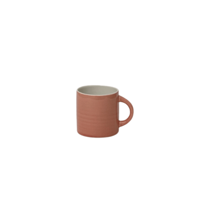 CANDY CUP TALL, i størrelse small, er en høj, men lille kop med hank. Den er skabt med opmærksomhed på detaljen og er håndlavet af keramik af god kvalitet. Dens lille design gør den idéel til dig, som ønsker dig en lille kop kaffe eller måske en espresso. 