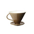 COFFEE DRIPPER fra Anne Black er en kaffetragt designet til at give dig en rolig og autentisk morgenoplevelse, hvor du kan nyde den perfekte kop drypkaffe. Opnå den optimale kaffesmag, da det langsomme drypmetode frigiver de naturlige smagsnuancer og aromaer. Denne proces tillader kaffen at trække sig gradvist, hvilket resulterer i en fyldig og velafbalanceret smag.