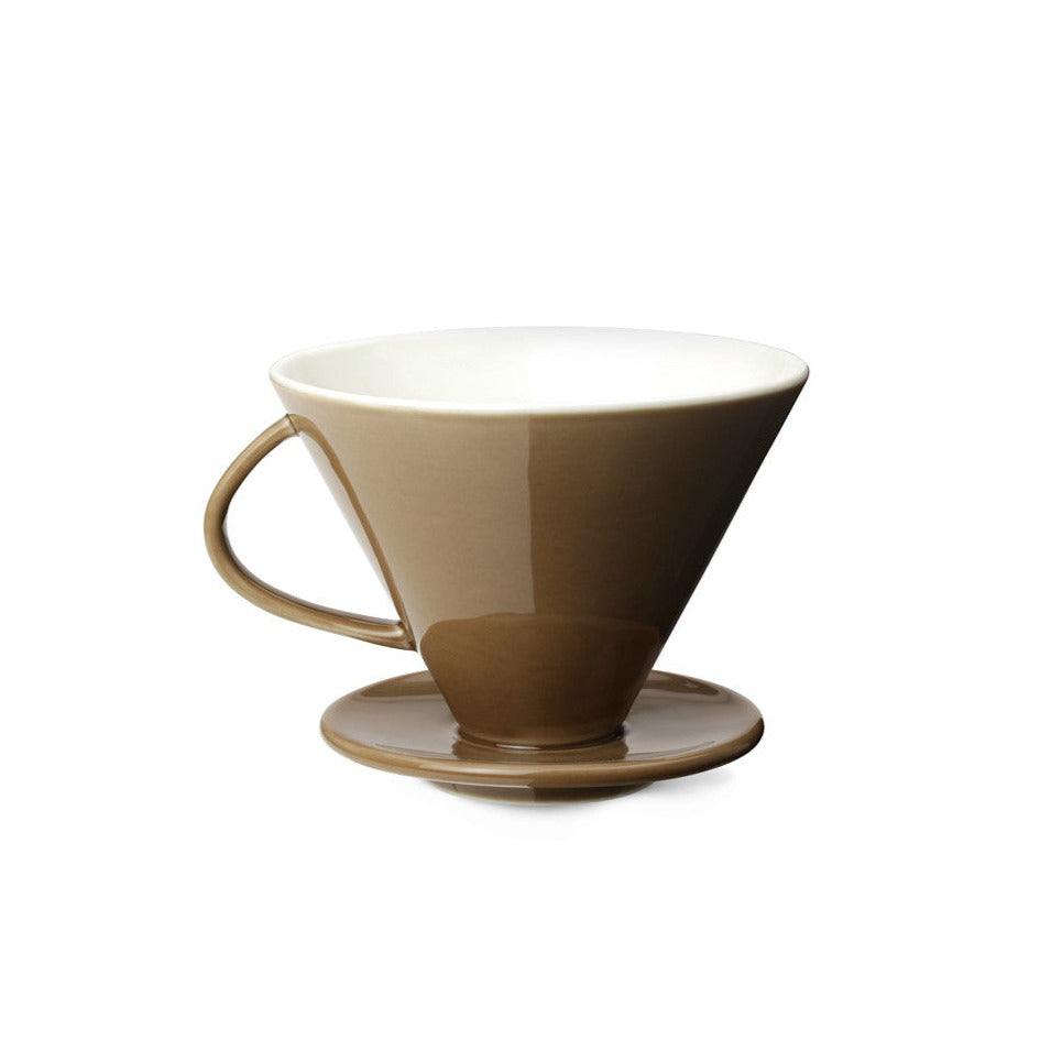 COFFEE DRIPPER fra Anne Black er en kaffetragt designet til at give dig en rolig og autentisk morgenoplevelse, hvor du kan nyde den perfekte kop drypkaffe. Opnå den optimale kaffesmag, da det langsomme drypmetode frigiver de naturlige smagsnuancer og aromaer. Denne proces tillader kaffen at trække sig gradvist, hvilket resulterer i en fyldig og velafbalanceret smag.