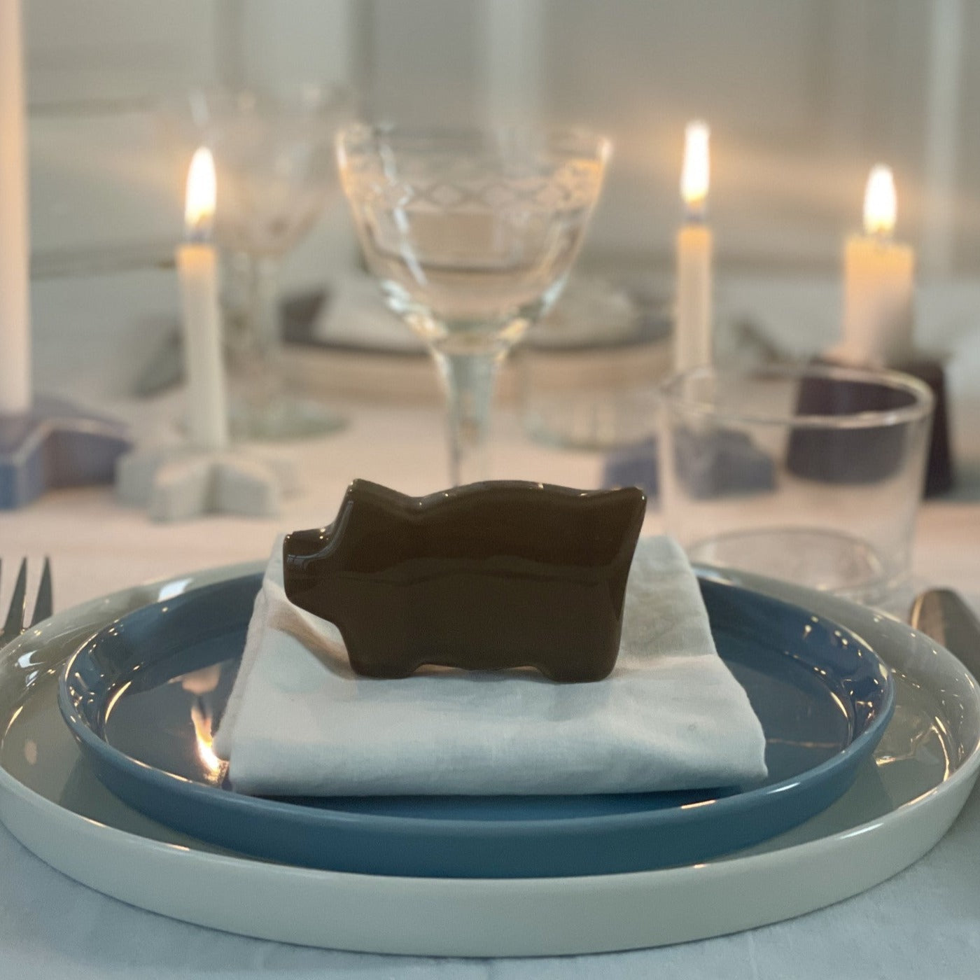 En julegris i mørkebrun i keramik fra Anne Black