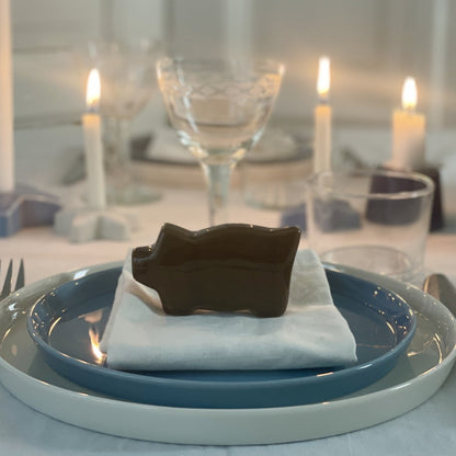 En julegris i mørkebrun i keramik fra Anne Black
