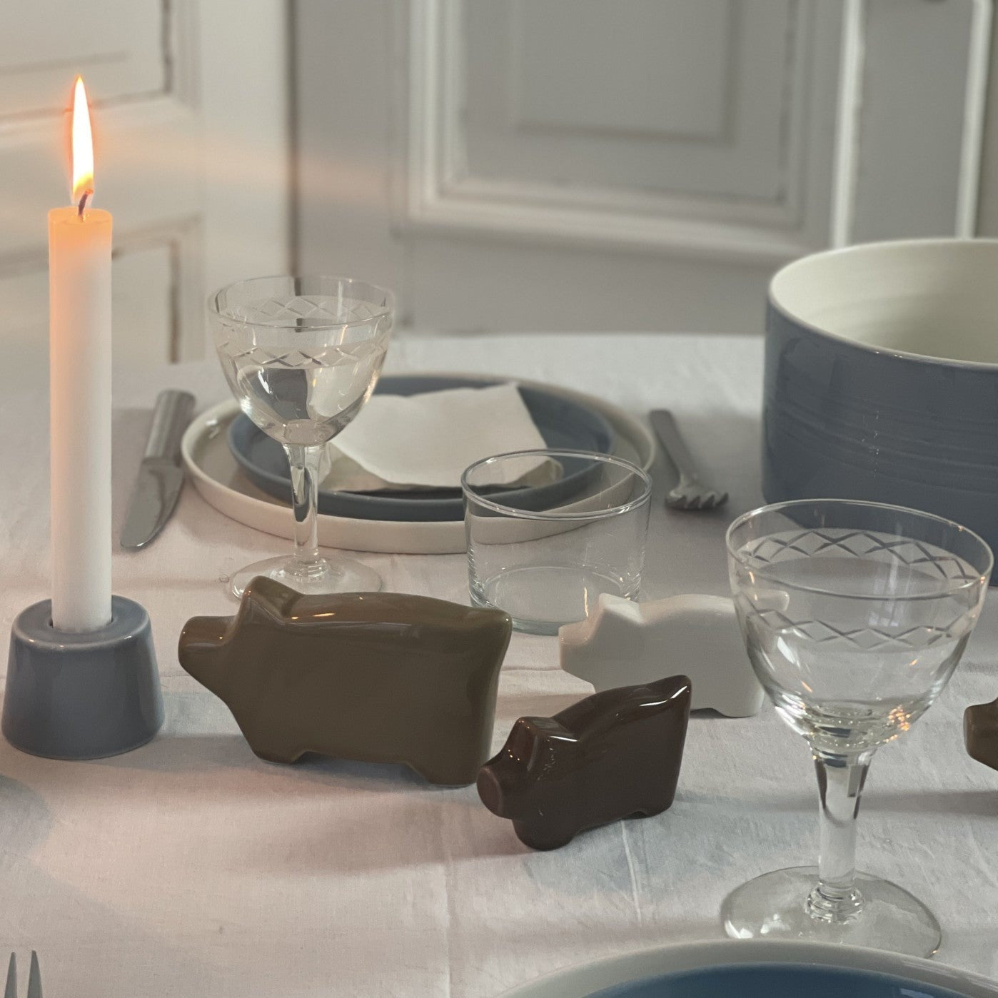 En julegris i mørkebrun i keramik fra Anne Black