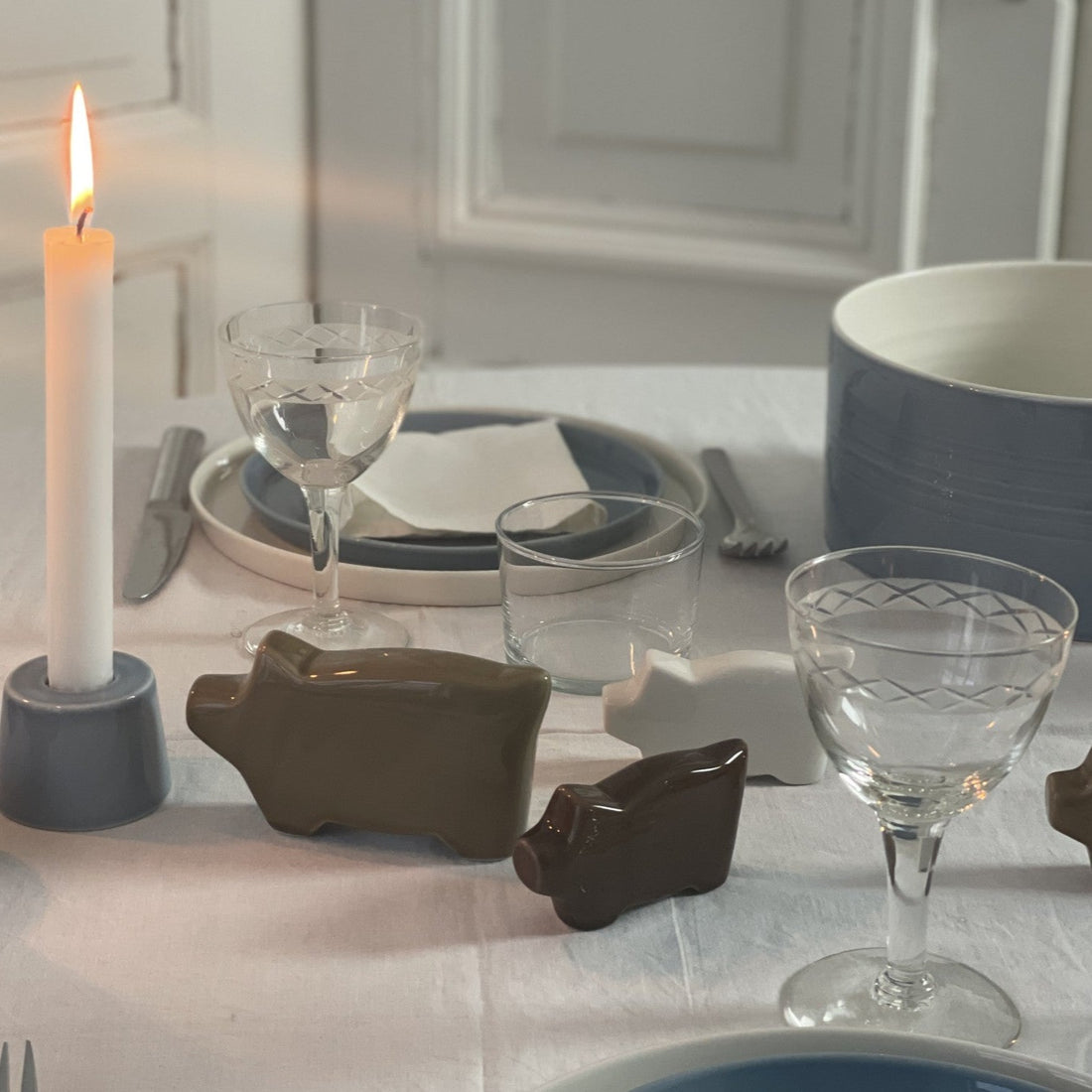 En julegris i mørkebrun i keramik fra Anne Black