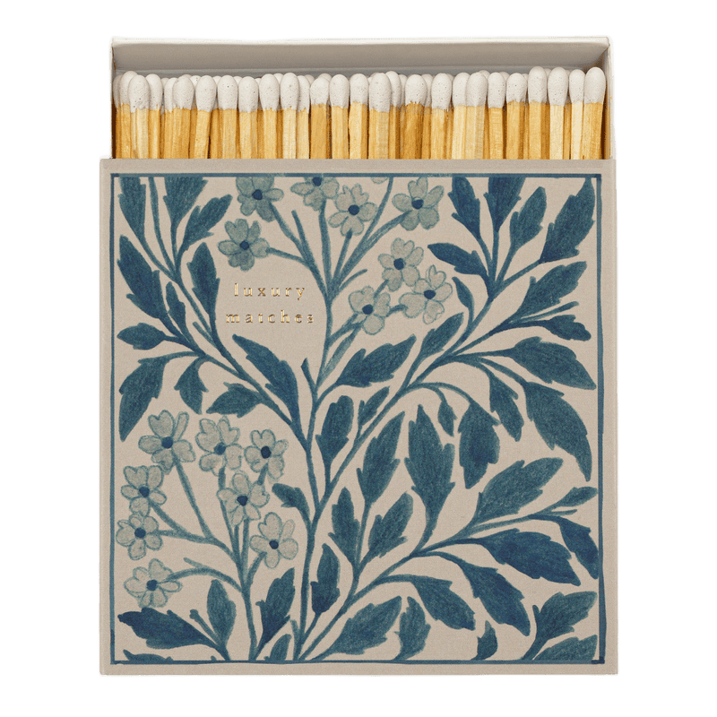 En stor tændstikkeæske fra Archivist Gallery med blå blomster på
