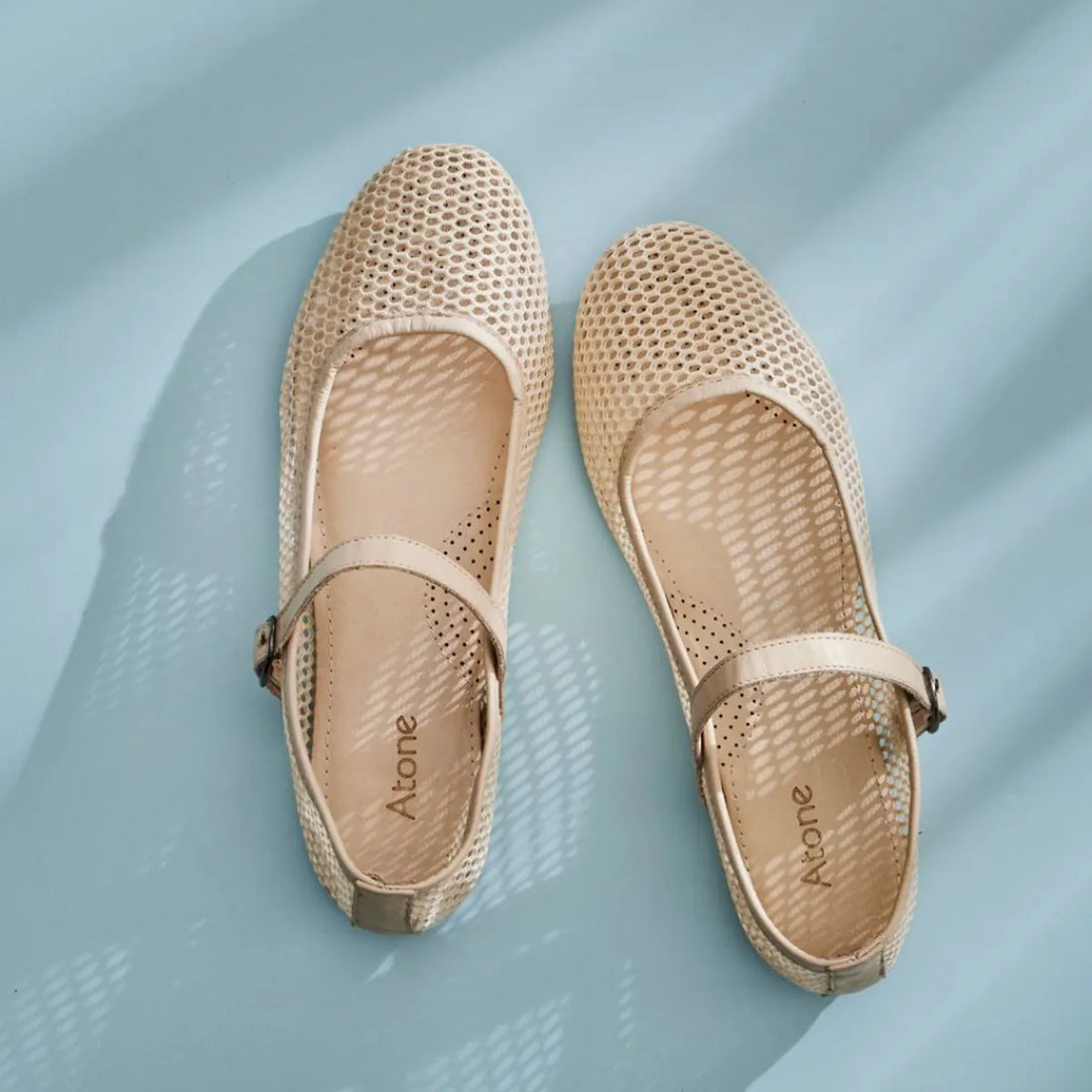 Off White mesh ballerina med spænde over vristen fra Atone Cph