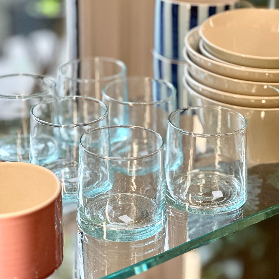 Traditionelle mundblæste marrokanske glas lavet af 100% genbrugsglas. De små glas tåler opvaskemaskine og varme drikke, og er derfor perfekte til et glas juice, men også en lille kaffe.