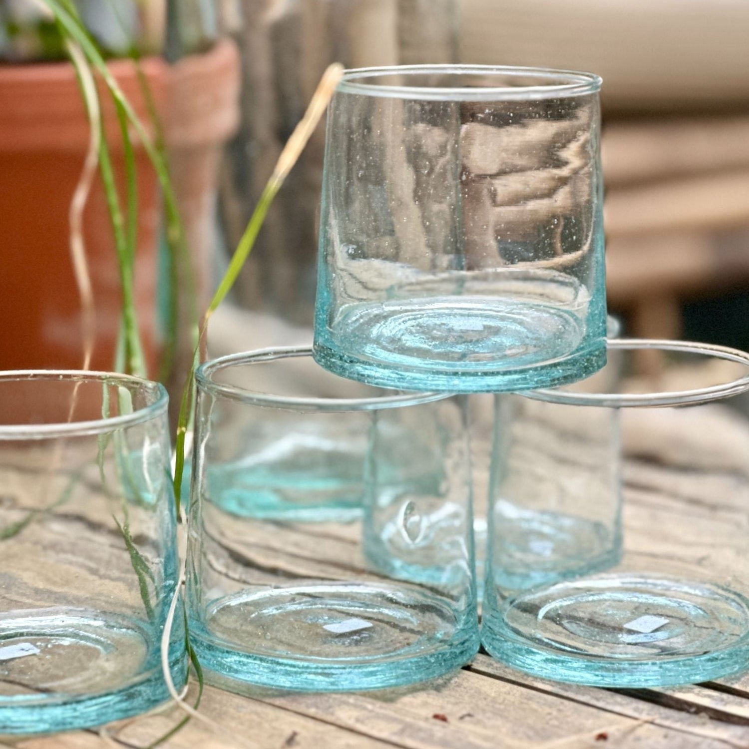 Traditionelle mundblæste marrokanske glas lavet af 100% genbrugsglas. De små glas tåler opvaskemaskine og varme drikke, og er derfor perfekte til et glas juice, men også en lille kaffe.