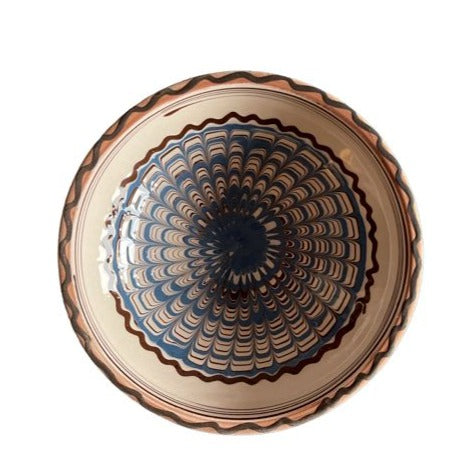 Rumænsk keramikskål som er beige med brun og blå mønster i sig