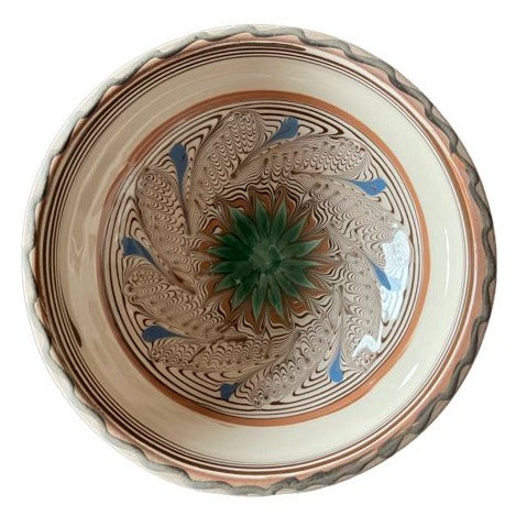 Rumænsk keramikskål i beige med brun, blå og grøn farvet mønster i sig