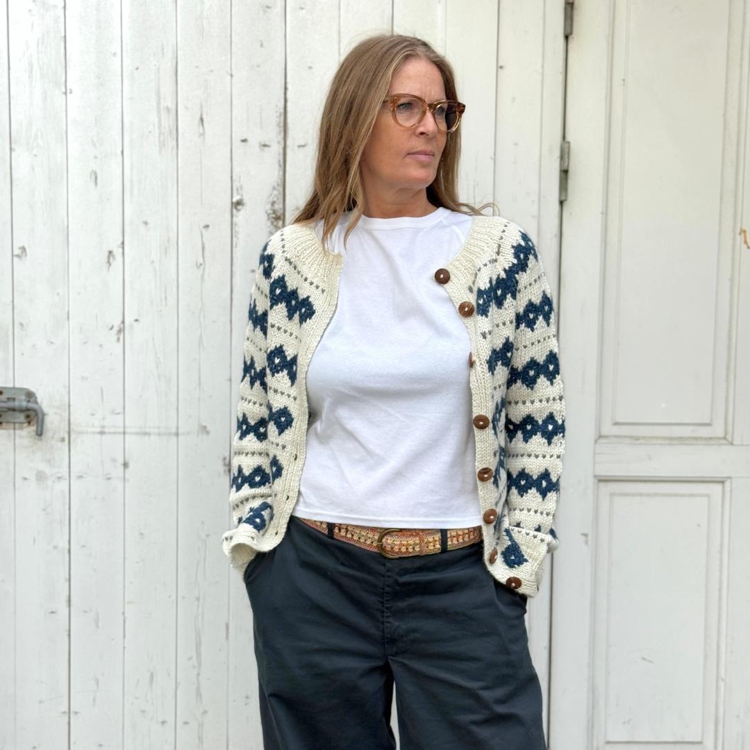 Blå og hvid strik cardigan fra Chola. Cardiganen er håndlavet i Bolivia og er klassisk.