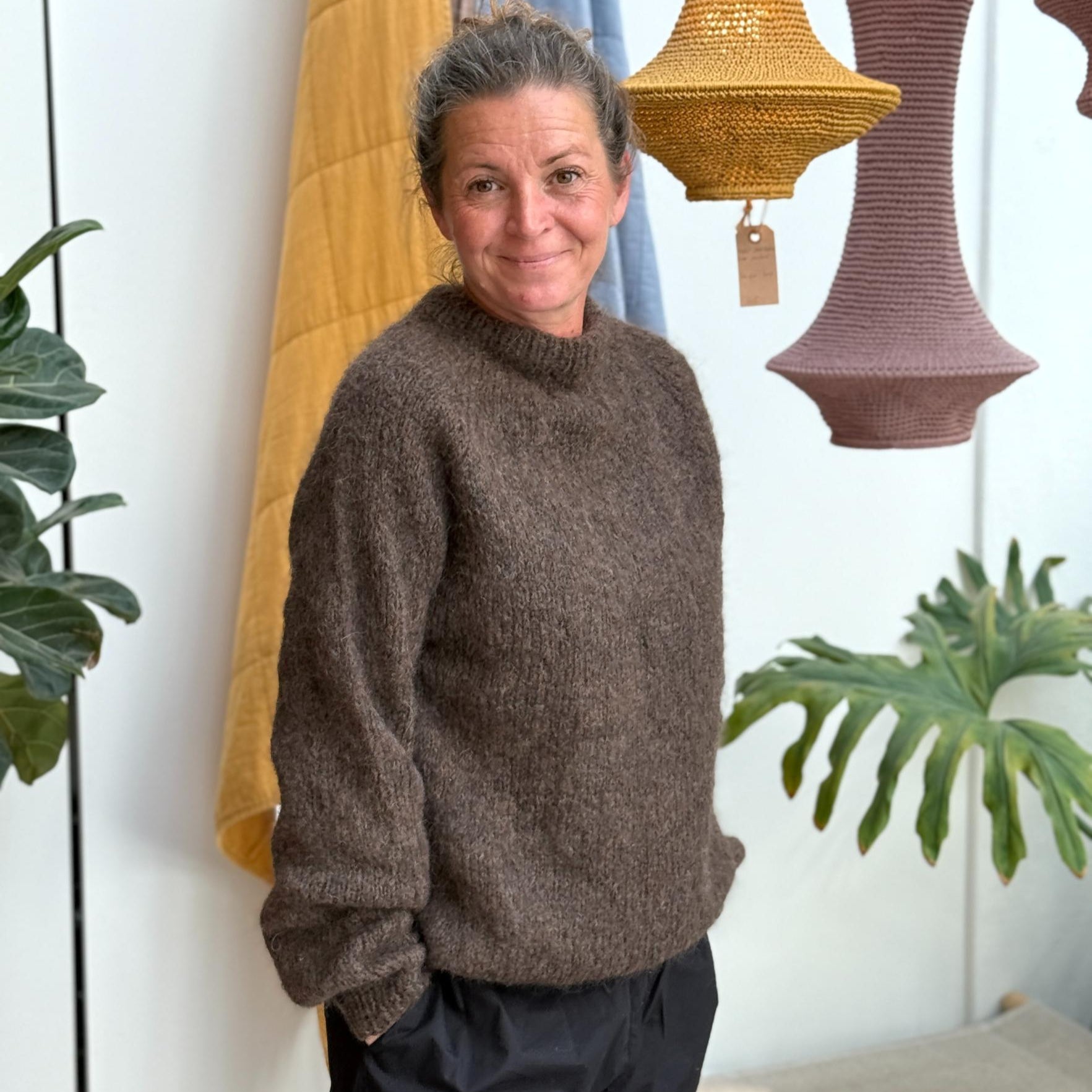 Ida Striktrøjen fra Coffee Beanies er en klassisk striktrøje med rund hals og lange ærmer. Trøjen er lavet i 100% blød alpakauld og er onesize. Denne er mørkebrun