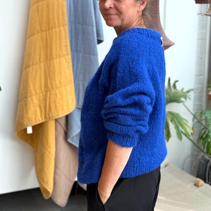 Ida Striktrøjen fra Coffee Beanies er en klassisk striktrøje med rund hals og lange ærmer. Trøjen er lavet i 100% blød alpakauld og er onesize. Denne er petroleumsblå