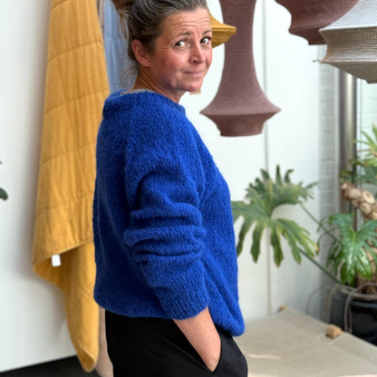 Ida Striktrøjen fra Coffee Beanies er en klassisk striktrøje med rund hals og lange ærmer. Trøjen er lavet i 100% blød alpakauld og er onesize. Denne er petroleumsblå