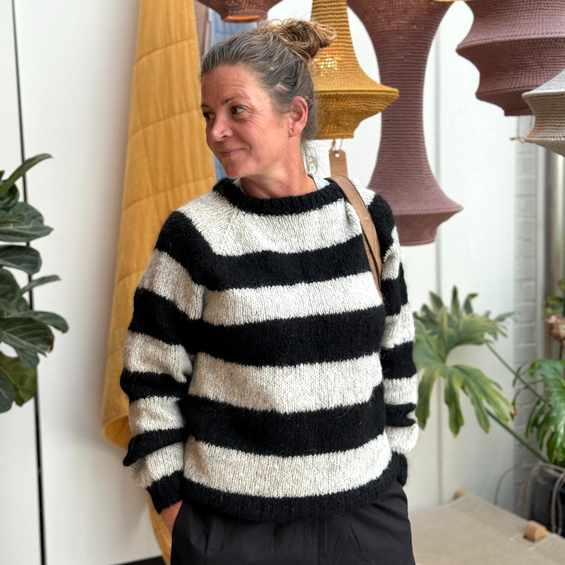 Ida Striktrøjen fra Coffee Beanies er en klassisk striktrøje med rund hals og lange ærmer. Trøjen er lavet i 100% blød alpakauld og er onesize. Denne er i grå og sort strib.