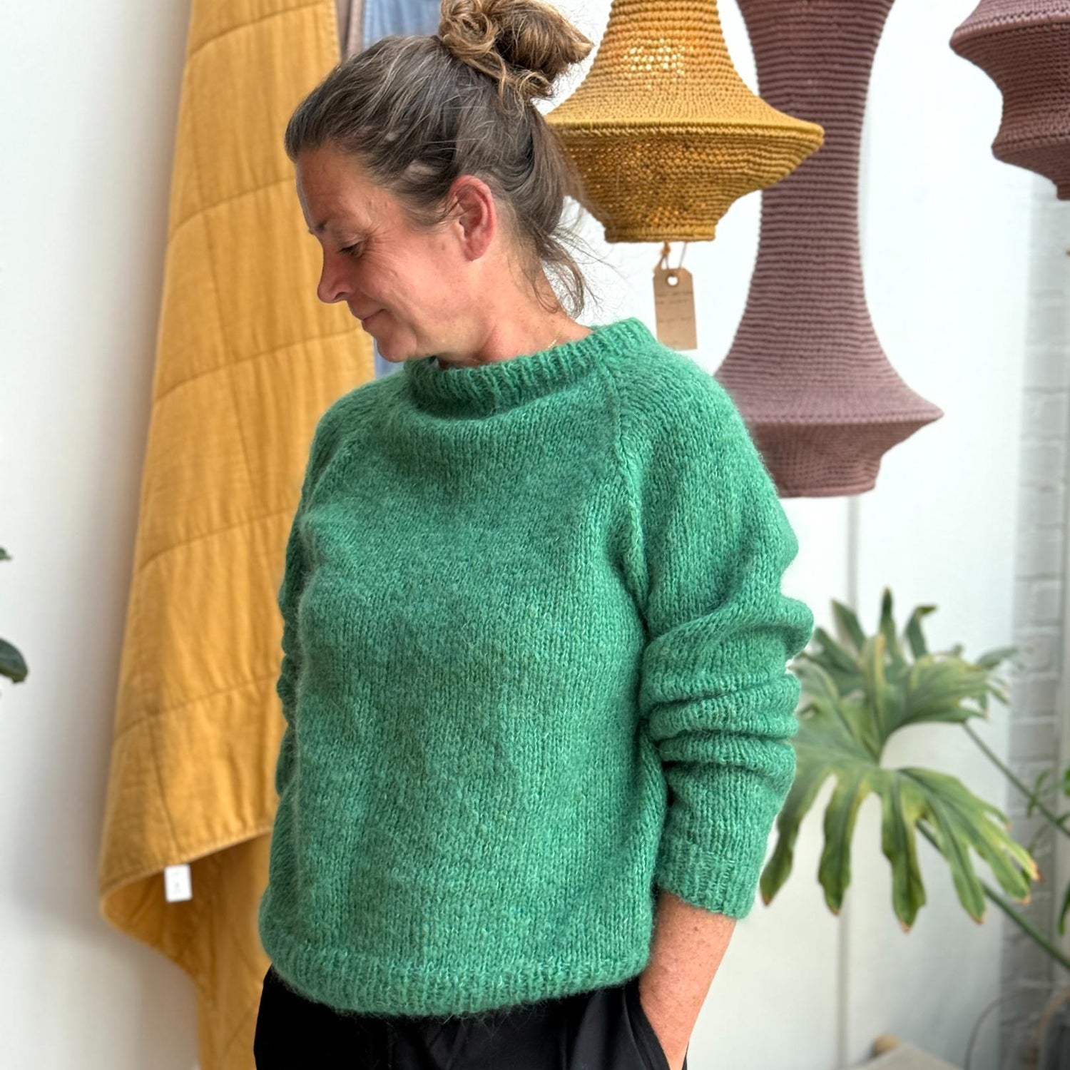 Ida Striktrøjen fra Coffee Beanies er en klassisk striktrøje med rund hals og lange ærmer. Trøjen er lavet i 100% blød alpakauld og er onesize. Denne er grøn