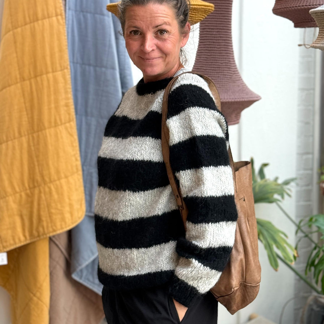 Ida Striktrøjen fra Coffee Beanies er en klassisk striktrøje med rund hals og lange ærmer. Trøjen er lavet i 100% blød alpakauld og er onesize. Denne er i grå og sort strib.