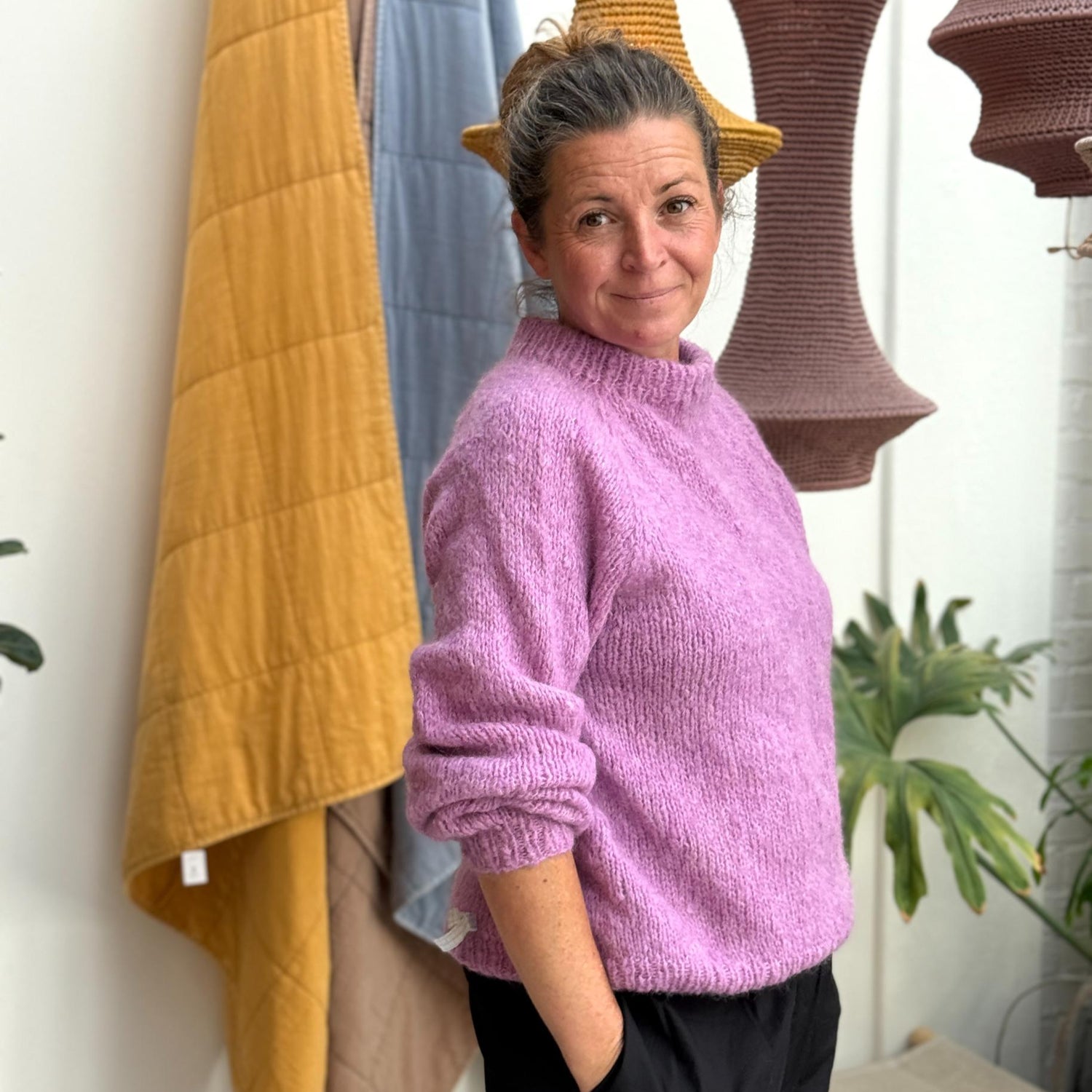 Klassisk langærmet striktrøje i lyserød