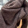 Shawl i farven 'dark brown' fra coffee beanies er en sjal i brun.