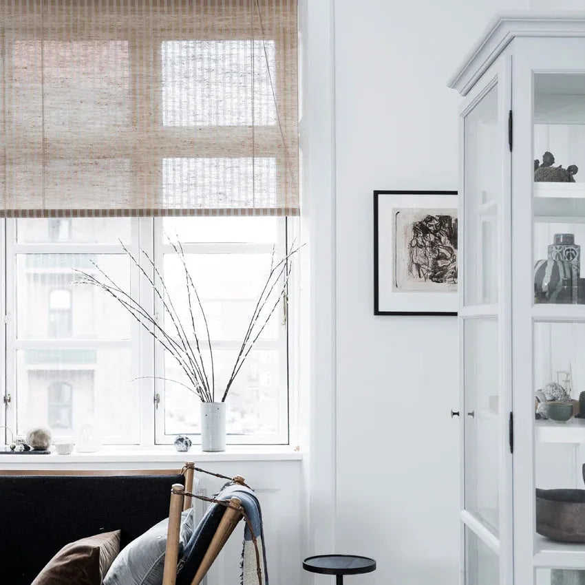 Stribet bambuslook rullegardin i naturmateriale med varm tone