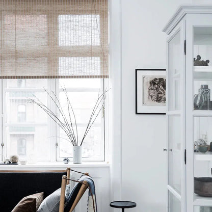 Stribet bambuslook rullegardin i naturmateriale med varm tone
