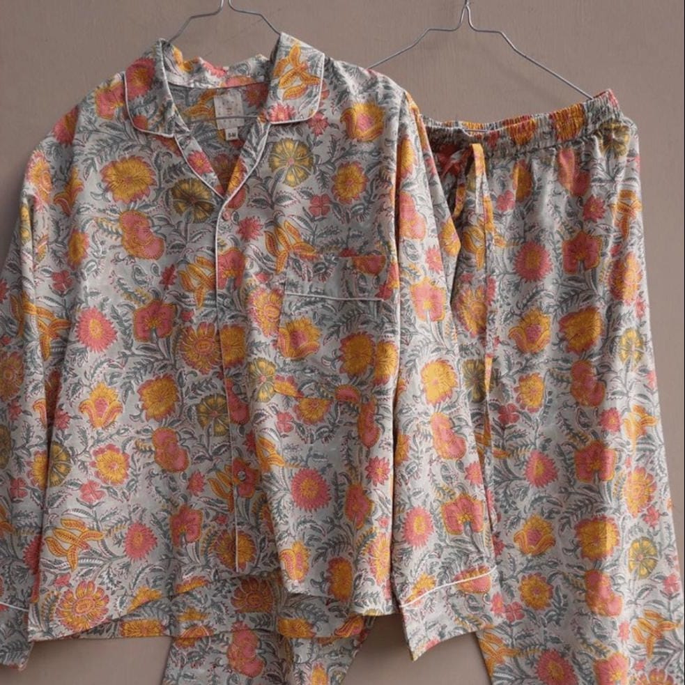 Lækker og behagelig pyjamas fra Craft Sister - her med printet kaldet Summer Flower. 