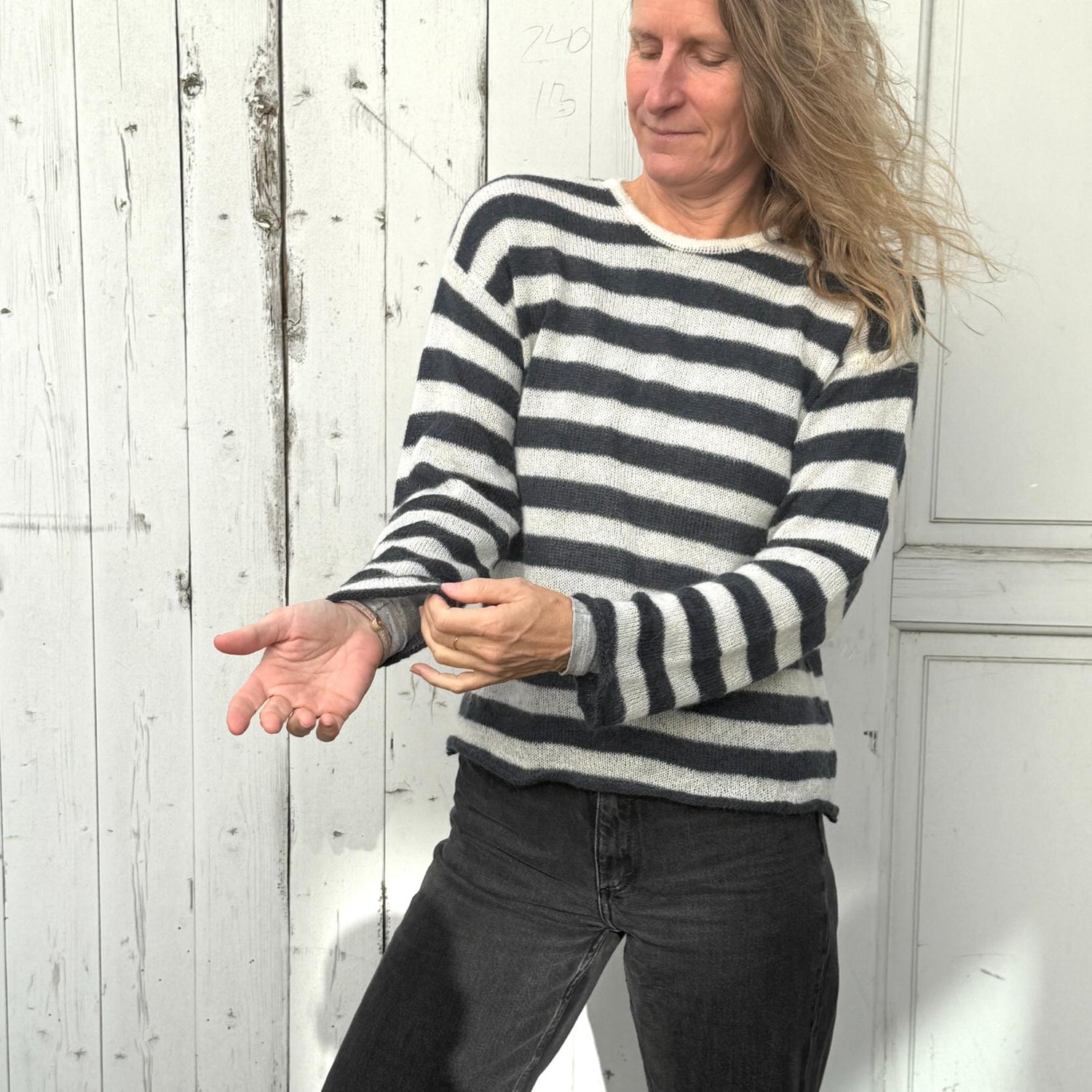 Stribet mohair strik fra det italienske mærke crossley - trøjen er i blå og hvide farver og er perfekt til overgangstiden