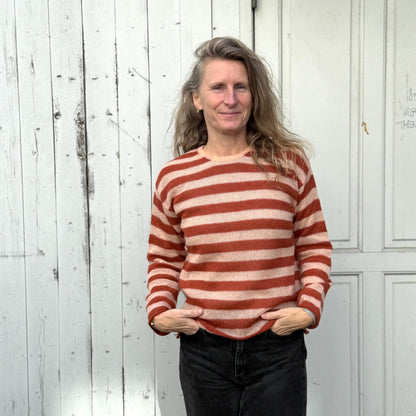 Stribet mohair strik fra det italienske mærke crossley - trøjen er i rosa farver og er perfekt til overgangstiden