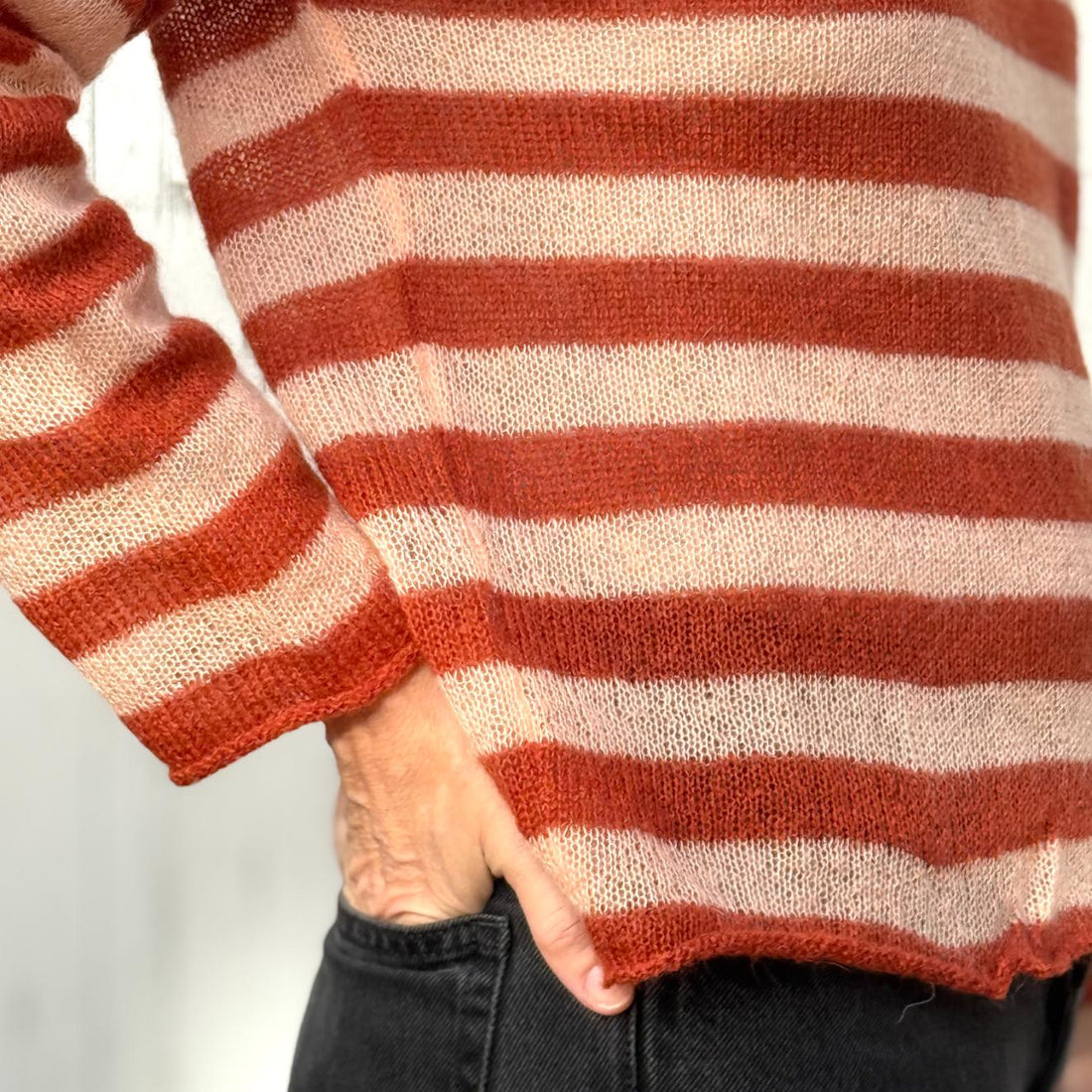 Stribet mohair strik fra det italienske mærke crossley - trøjen er i rosa farver og er perfekt til overgangstiden