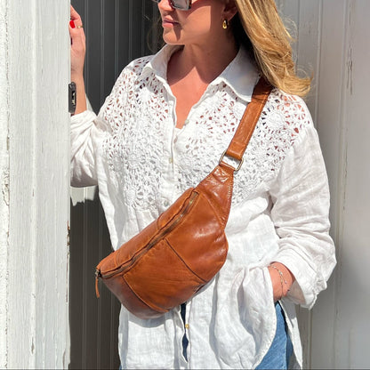 Her ses bumbag tasken på en model