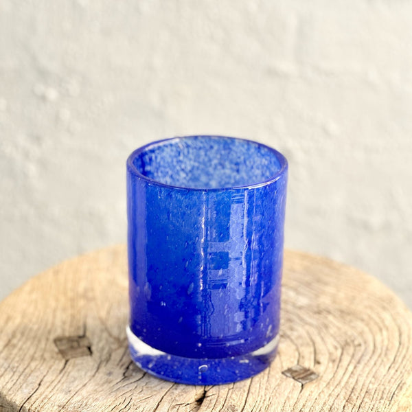 Genanvendt glas i farven 'admiral', som er en kraftig blå farve