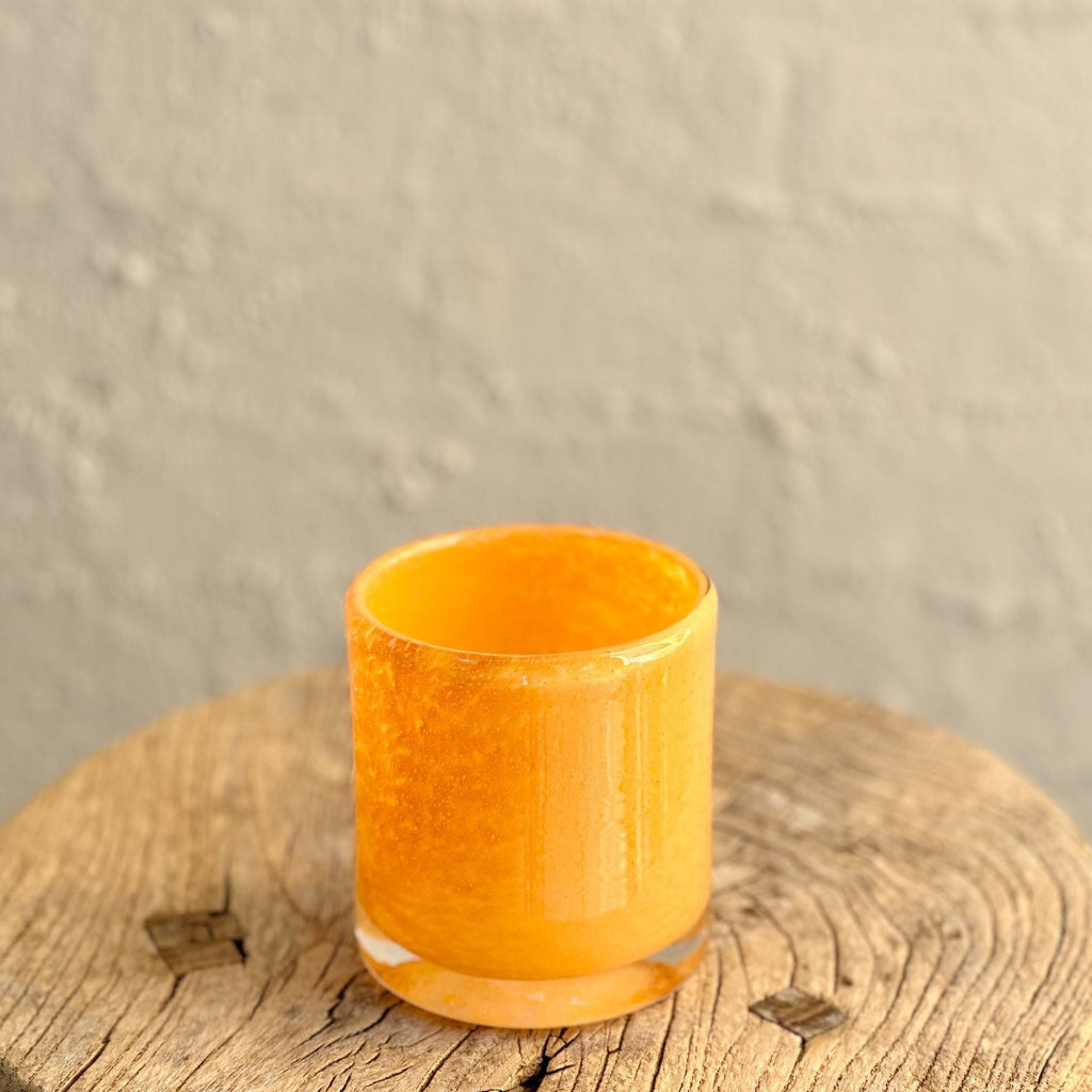 Genanvendt glas i farven 'cantaloupe', som er en fin orange/gul farve