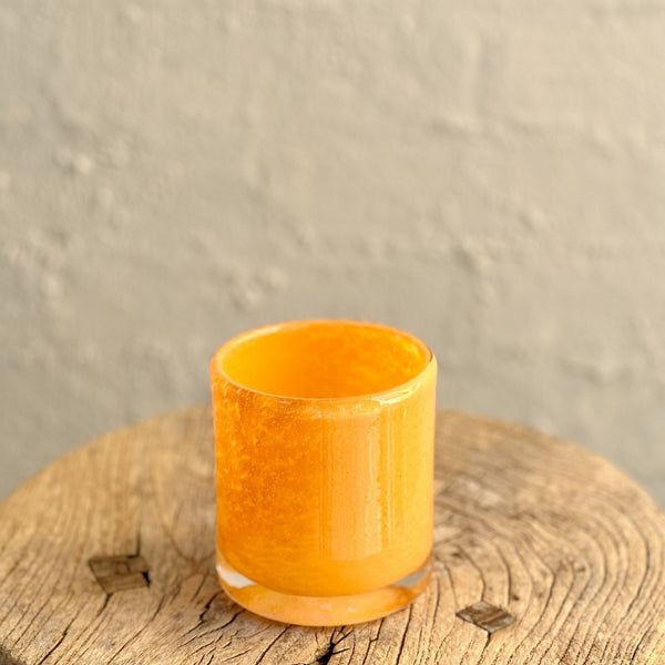 Genanvendt glas i farven 'cantaloupe', som er en fin orange/gul farve