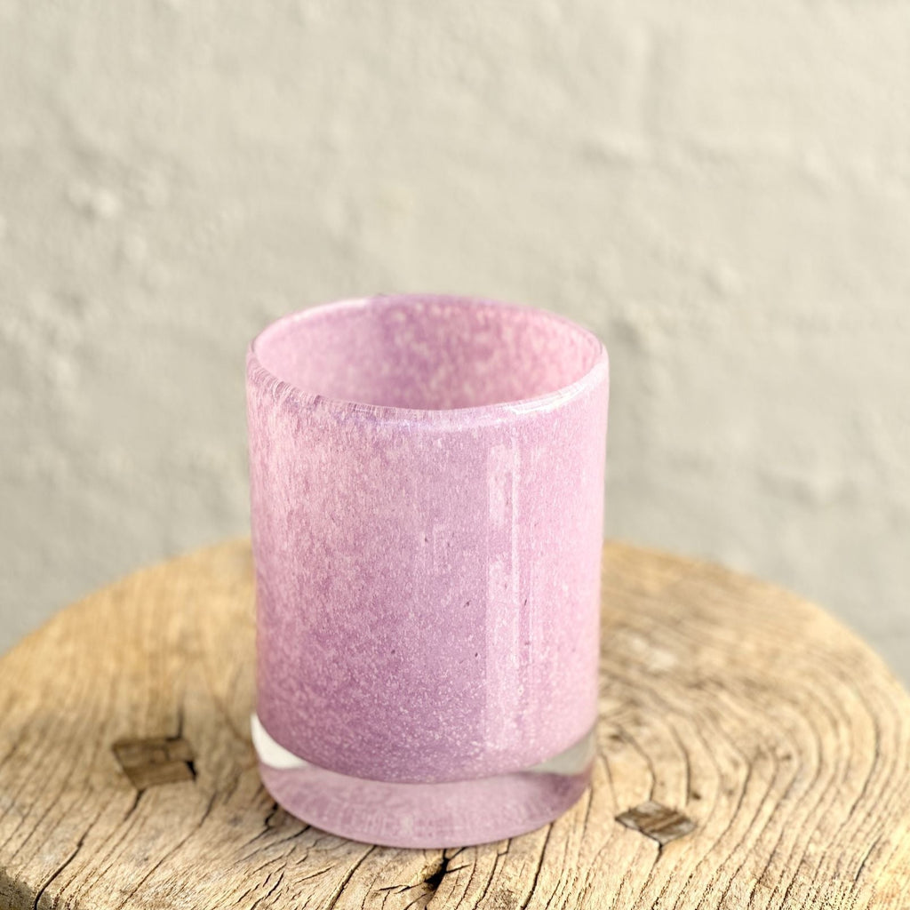 Genanvendt glas i farven 'Crocus' som er en fin lilla farve