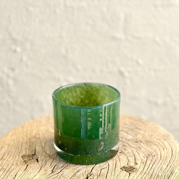 Flot mundblæst glas i en mørk grøn farve