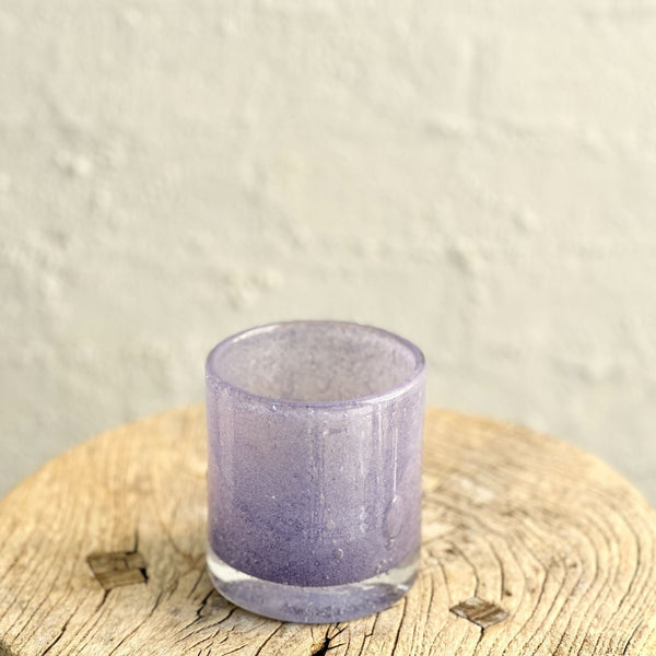 Genanvendt glas i en flot lilla farve
