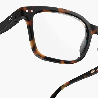Firkantet læsebrille fra Izipizi i brun skildpade