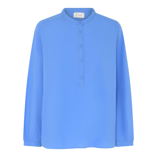 En blå langærmet skjorte i farven 'Granada Sky'. Den har kinakrave og lange ærmer