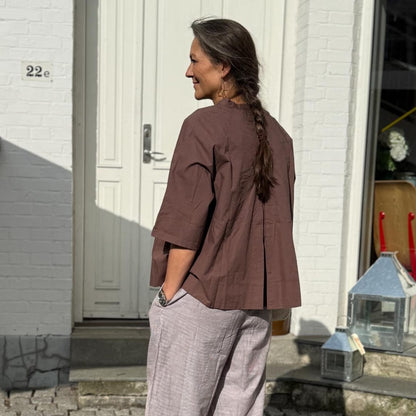 One size skjorte fra Frau i coffee quartz med vidde og klassisk design