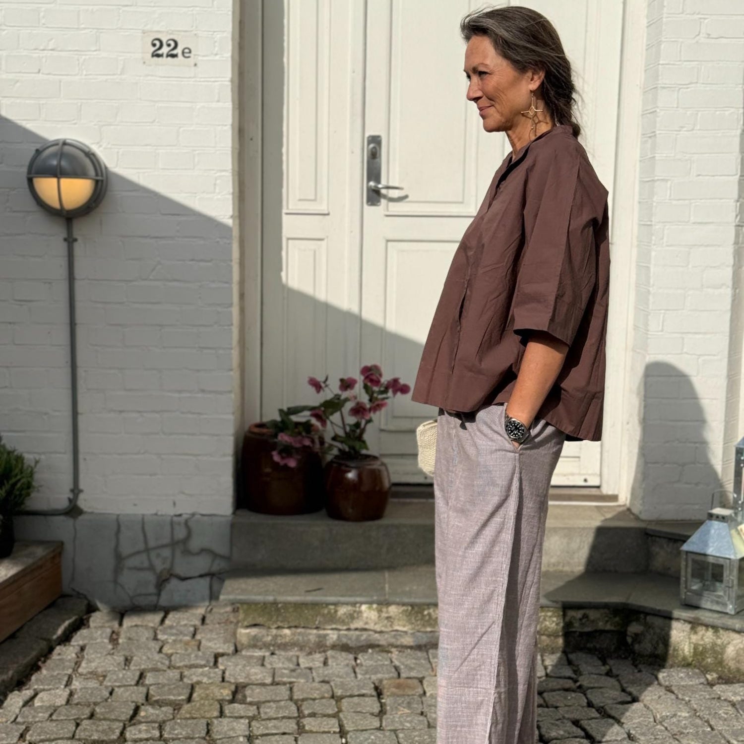 Frau skjorte i coffee quartz med løs pasform og læg på ryggen