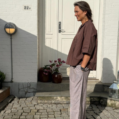 Frau skjorte i coffee quartz med løs pasform og læg på ryggen