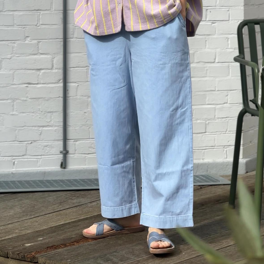 Copenhagen bukserne fra FRAU er en lige og bred buks lavet i økologisk bomuld. Den er ankel lang. Denne er i en lys vasket denim