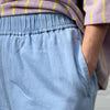 Copenhagen bukserne fra FRAU er en lige og bred buks lavet i økologisk bomuld. Den er ankel lang. Denne er i en lys vasket denim