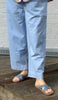 Copenhagen bukserne fra FRAU er en lige og bred buks lavet i økologisk bomuld. Den er ankel lang. Denne er i en lys vasket denim